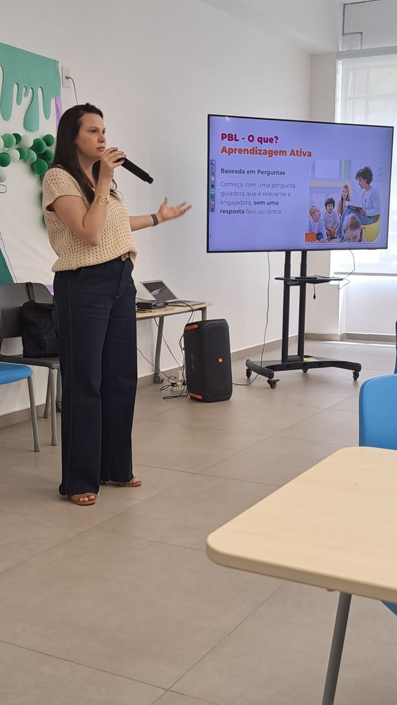 Juliana conduzindo formação sobre aprendizagem baseada em projetos
