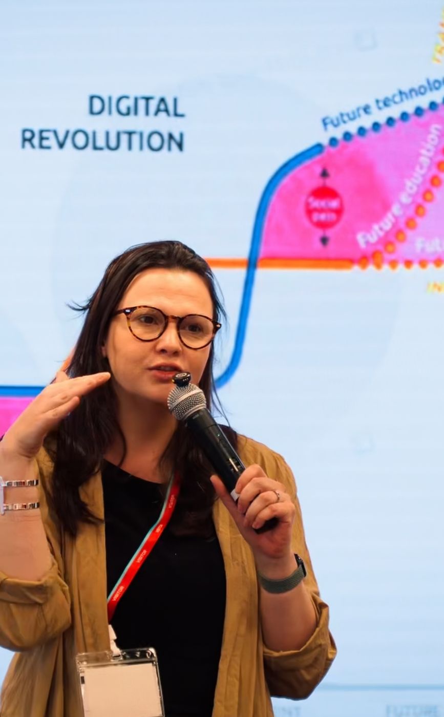Juliana falando no encontro A Próxima Curva de Aprendizagem, promovido pelo TikTok