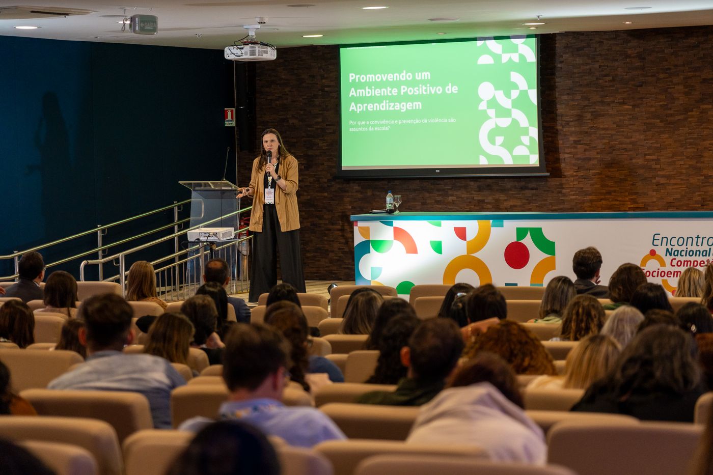 Juliana Ferrari palestrando para uma plateia no Encontro Nacional de Competências Socioemocionais da Rede SESI