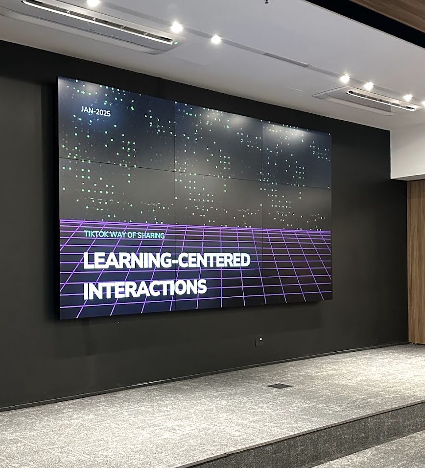 Telão com o título Learning-Centered Interactions, do TikTok Way of Sharing